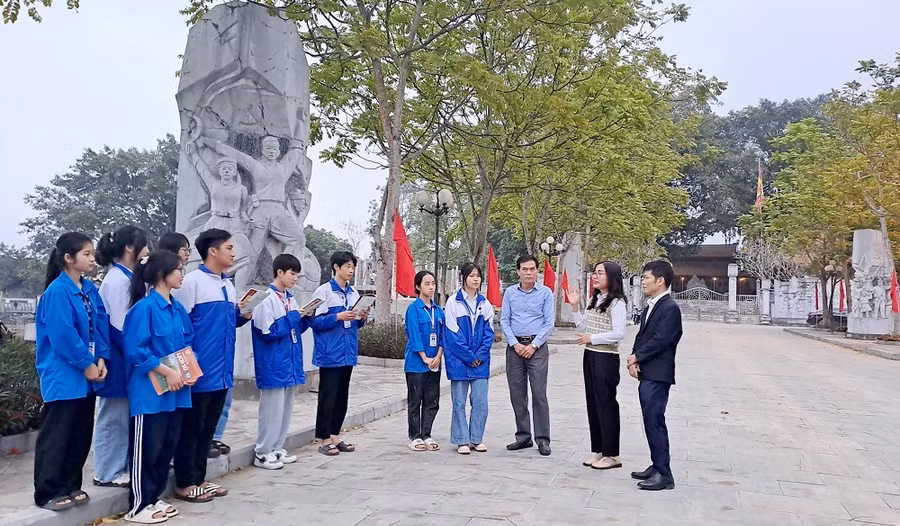 Một tiết học lịch sử gắn đổi mới phương pháp tại di tích lịch sử cấp quốc gia - Nơi ra đời ngày thương binh, liệt sĩ 27/7. Một tiết học lịch sử gắn đổi mới phương pháp tại di tích lịch sử cấp quốc gia - Nơi ra đời ngày thương binh, liệt sĩ 27/7.