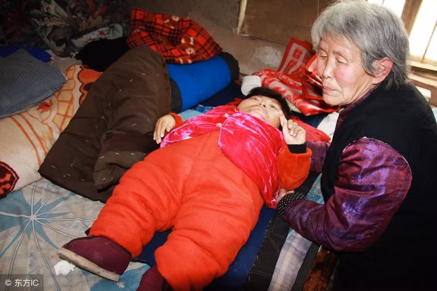 Người mẹ mong con gái tàn tật chết trước mình, con gái cũng mong điều ngược lại vì lý do rơi nước mắt 2