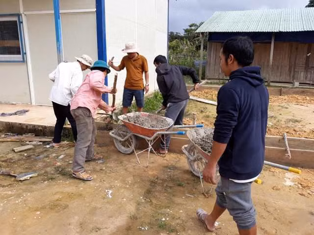 Từ đầu tháng 8, các thầy cô giáo công tác ở xã biên giới Ch’Ơm - Gari đã cắt ngắn kỳ nghỉ hè, trở lại trường dựng nhà bán trú cho HS