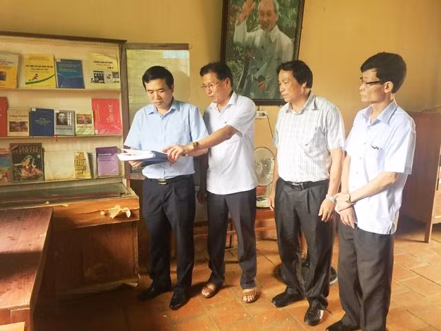 Giám đốc Sở GD&ĐT Phú Thọ Nguyễn Minh Tường (thứ nhất, từ trái sang) kiểm tra công tác khắc phục hậu quả lũ lụt tại huyện Thanh Sơn (Phú Thọ)