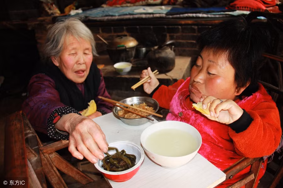 Người mẹ mong con gái tàn tật chết trước mình, con gái cũng mong điều ngược lại vì lý do rơi nước mắt 1