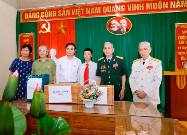 Cựu chiến binh Trung đoàn Tây Tiến đến thăm trường Cựu chiến binh Trung đoàn Tây Tiến đến thăm trường