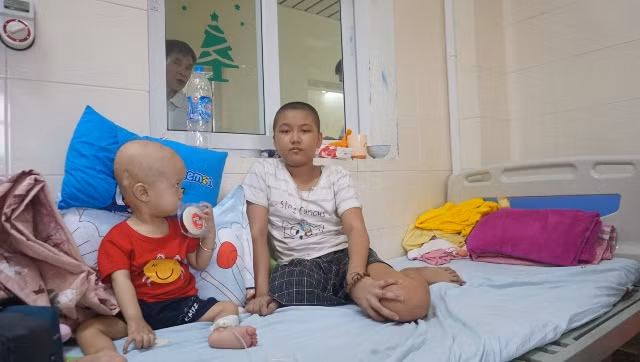 Bé Lê Ngọc Diệu Linh (bên phải)