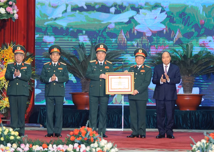 Thay mặt lãnh đạo Đảng, Nhà nước, Thủ tướng Nguyễn Xuân Phúc trao Huân chương Quân công hạng Nhất cho Bộ Quốc phòng. Ảnh: VGP/Quang Hiếu