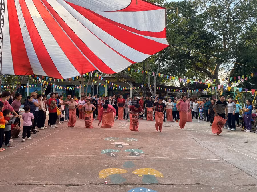 Thi nhảy bao bố. Thi nhảy bao bố.
