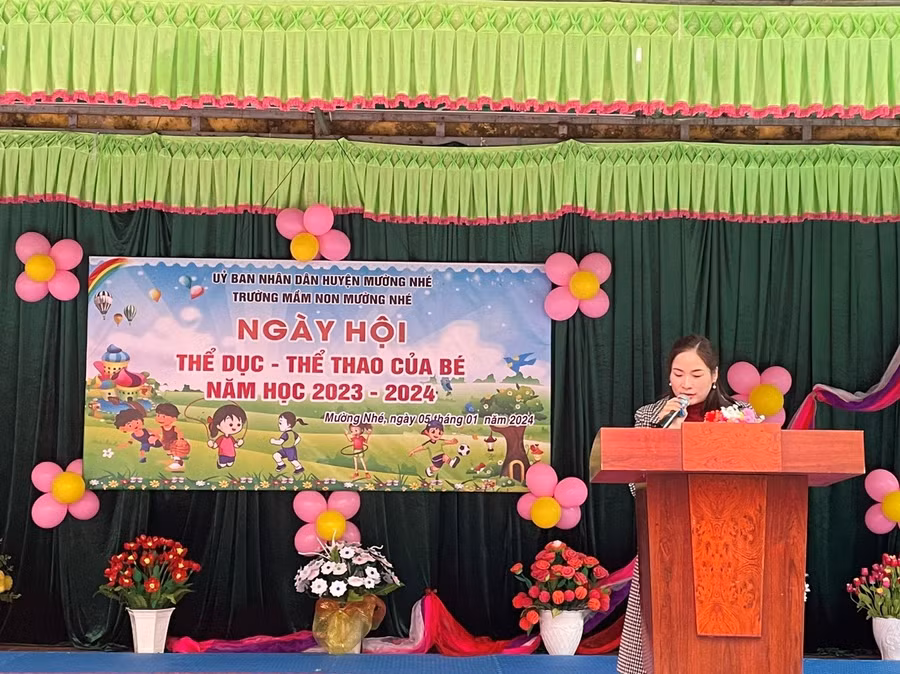 Cô Hồ Thị Thắm phát biểu. Cô Hồ Thị Thắm phát biểu.