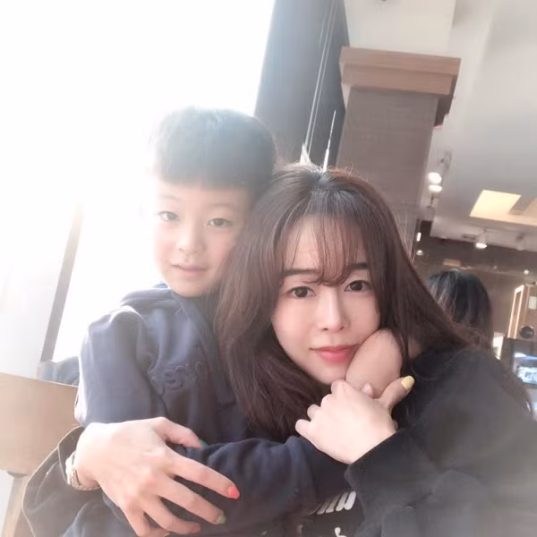 Bà mẹ một con có làn da mịn màng, căng bóng bất chấp tuổi tác.