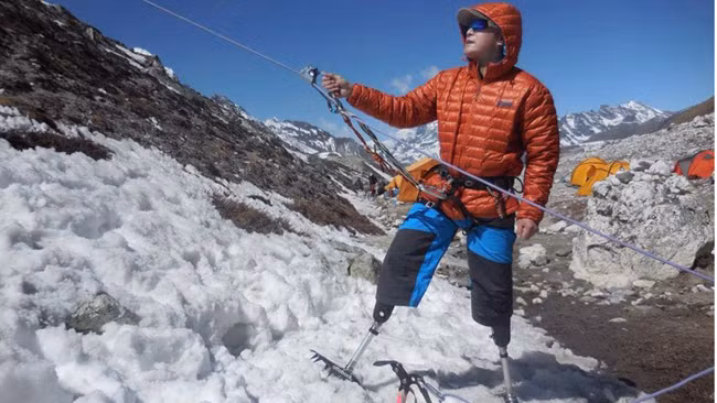 Tuổi cao nhưng ông Xia vẫn dẻo dai như thanh niên. Ảnh:SCMP. Ông lão 69 tuổi chinh phục đỉnh Everest bằng hai chân giả - 1