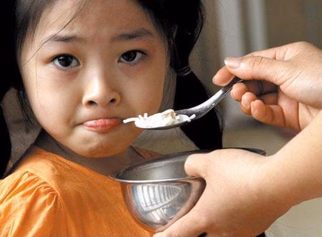 Cậu bé 3 tuổi bị viêm dạ dày do ăn cơm chan canh, cảnh báo thói quen rất nguy hiểm - 4