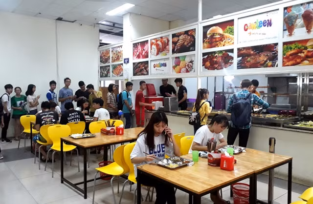 Sinh viên xếp hàng gọi món tự chọn trong Canteen KTX Mỹ Đình