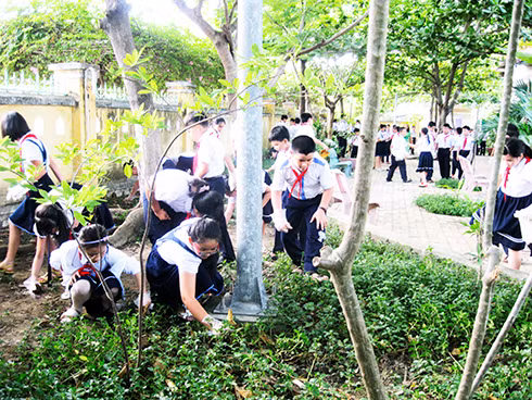 Học sinh dọn dẹp vệ sinh trường học, phòng chống dịch bệnh. Học sinh dọn dẹp vệ sinh trường học, phòng chống dịch bệnh.