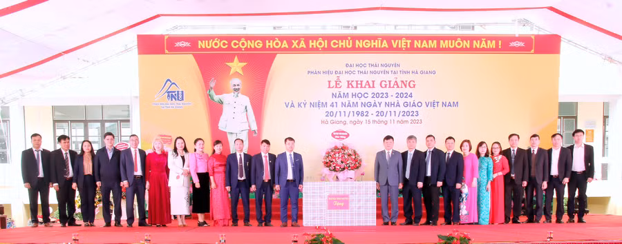 Lãnh đạo Đại học Thái Nguyên tặng hoa chúc mừng Phân hiệu.