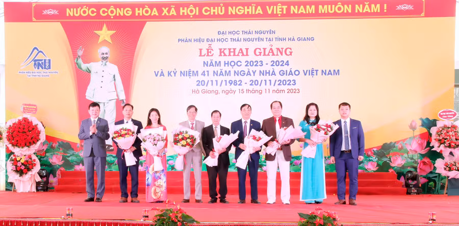 Lãnh đạo Phân hiệu ĐHTN tại tỉnh Hà Giang tặng hoa tri ân các thầy, cô nguyên là lãnh đạo trường Cao đẳng Sư phạm Hà Giang và cán bộ, giáo viên của Phân hiệu nhân dịp kỷ niệm 41 năm Ngày Nhà giáo Việt Nam. (20/11/1982 - 20/11/2023).