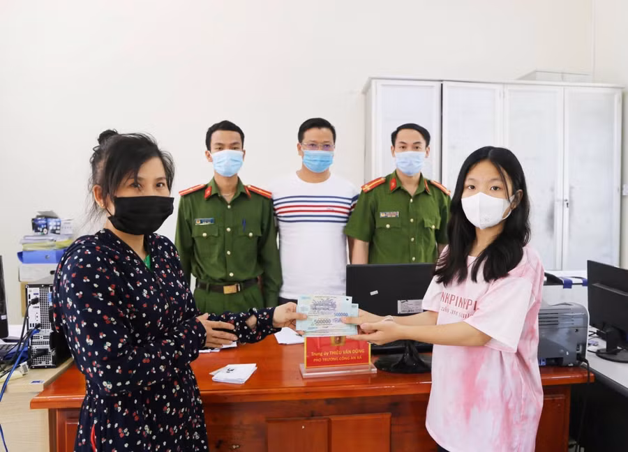 Ánh trao trả toàn bộ số tiền cho chị Thảo.