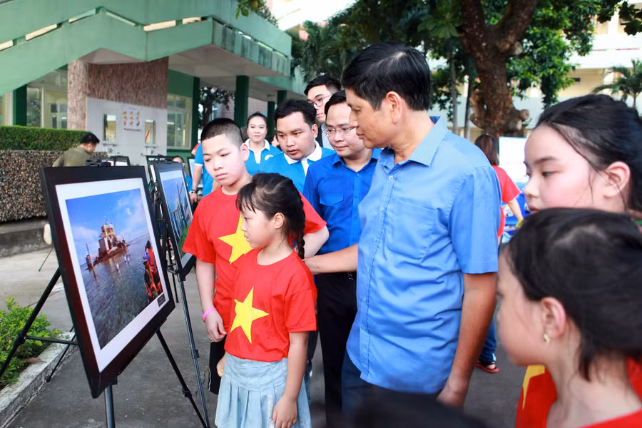 Khách tham quan hào hứng xem triển lãm.