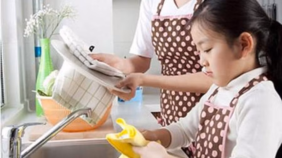 Tham gia làm việc nhà là hình thức trải nghiệm kỹ năng tuyệt vời cho trẻ (Ảnh minh họa)