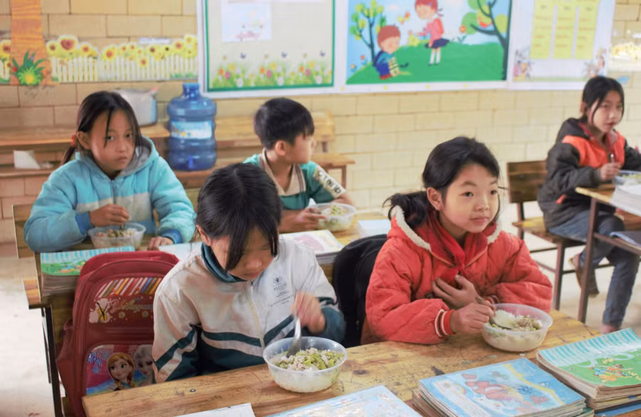 Các nhà trường còn tích cực huy động sự hỗ trợ của cộng đồng, phát động các phong trào ủng hộ quần áo, sách vở, tiền, gạo để hỗ trợ học sinh thuộc diện hộ nghèo, có hoàn cảnh khó khăn đảm bảo yêu cầu đủ ăn, đủ mặc, đủ sách vở cho các em học sinh người DTTS.