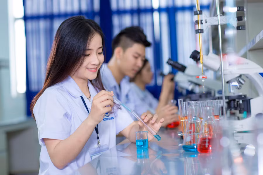 Sinh viên Khoa Dược Trường ĐH Nguyễn Tất Thành trong phòng thí nghiệm.