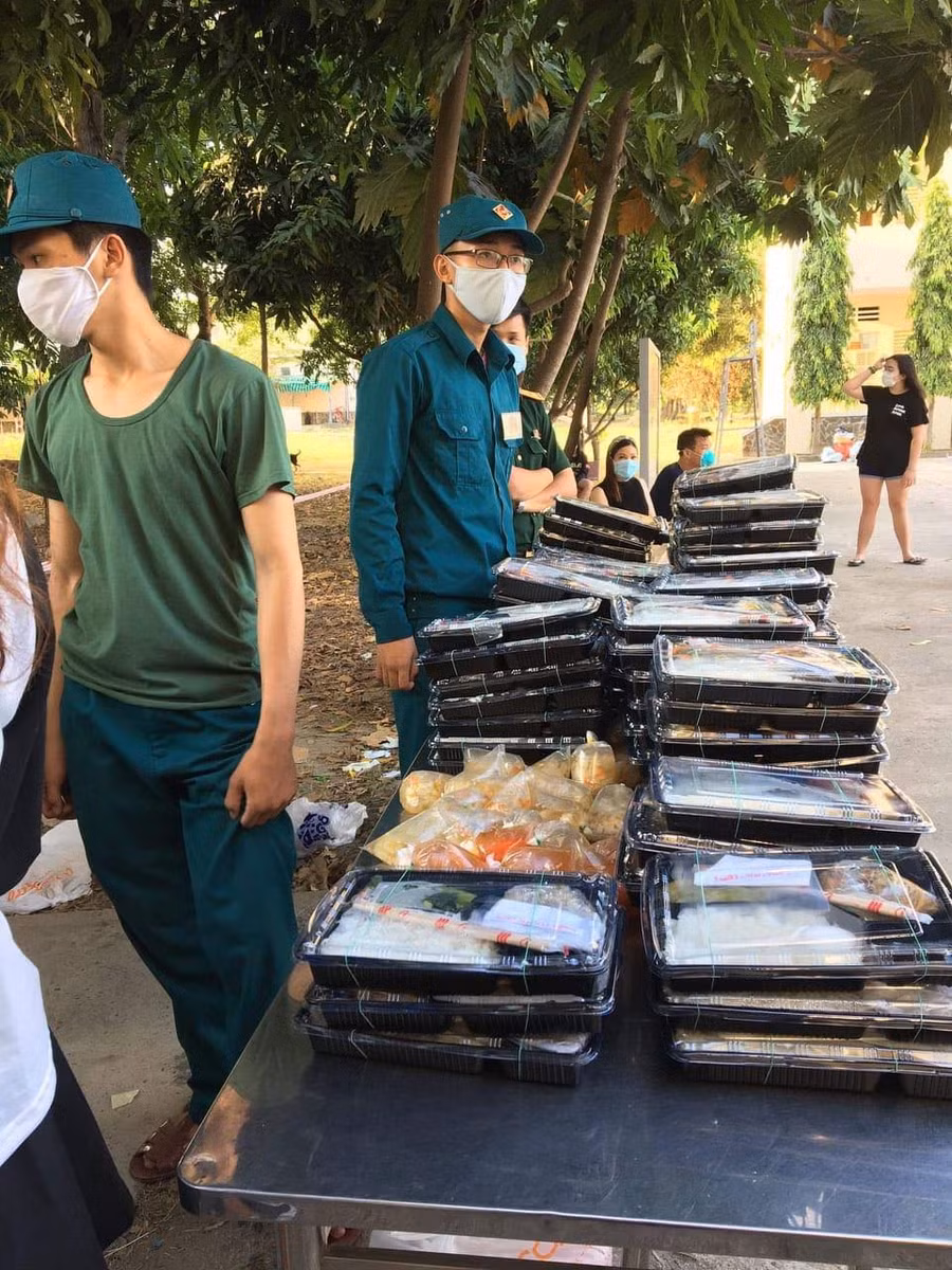 Dân quân thực hiện nhiệm vụ tiếp tế lương thực, thực phẩm hàng ngày cho hàng ngàn người nơi đây