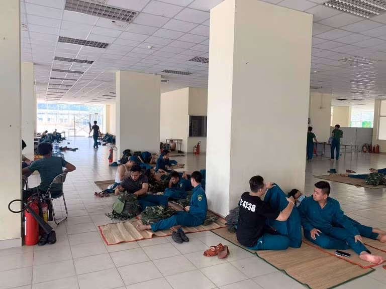 Hoặc tranh thủ ngả lưng nơi hành lang