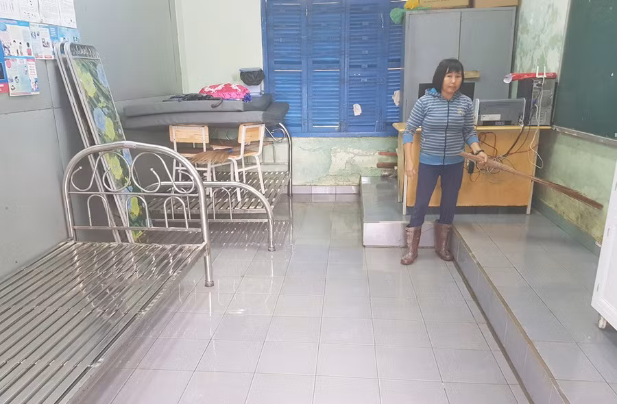 Đang nghỉ Tết Dương lịch, giáo viên vẫn tất bật dọn bùn do mưa lũ - Ảnh 6.