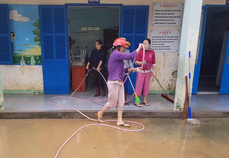 Đang nghỉ Tết Dương lịch, giáo viên vẫn tất bật dọn bùn do mưa lũ - Ảnh 2.