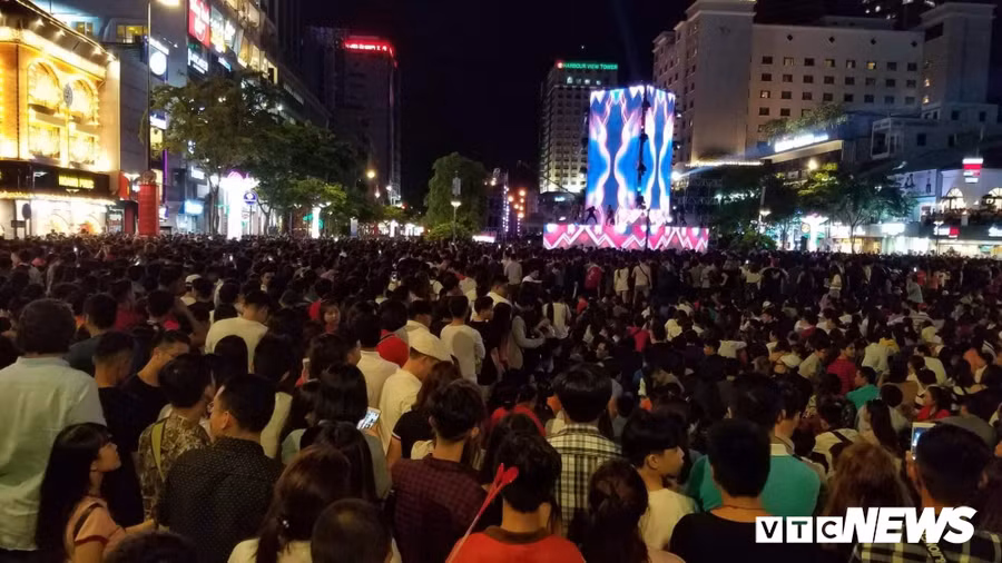 Phao hoa lung linh ruc sang bau troi ca nuoc mung don nam moi 2019 hinh anh 2