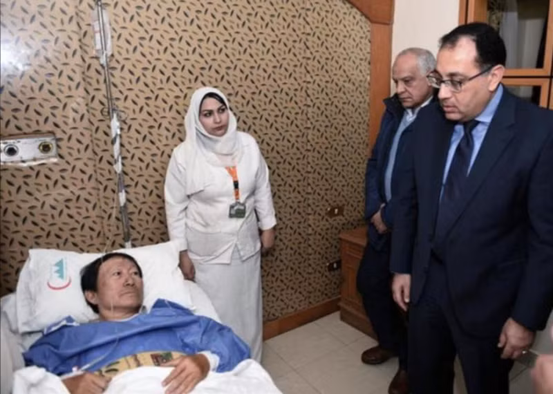 Thủ tướng Ai Cập Moustafa Madbouly đến thăm du khách Việt Nam bị thương trong vụ đánh bom hôm 28/12 85bb54f5413aa264fb2b