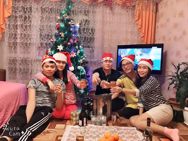  Cũng tại Nga, không xuống phố, các nghiên cứu sinh Việt Nam quây quần đón năm mới tại kí túc xá. 