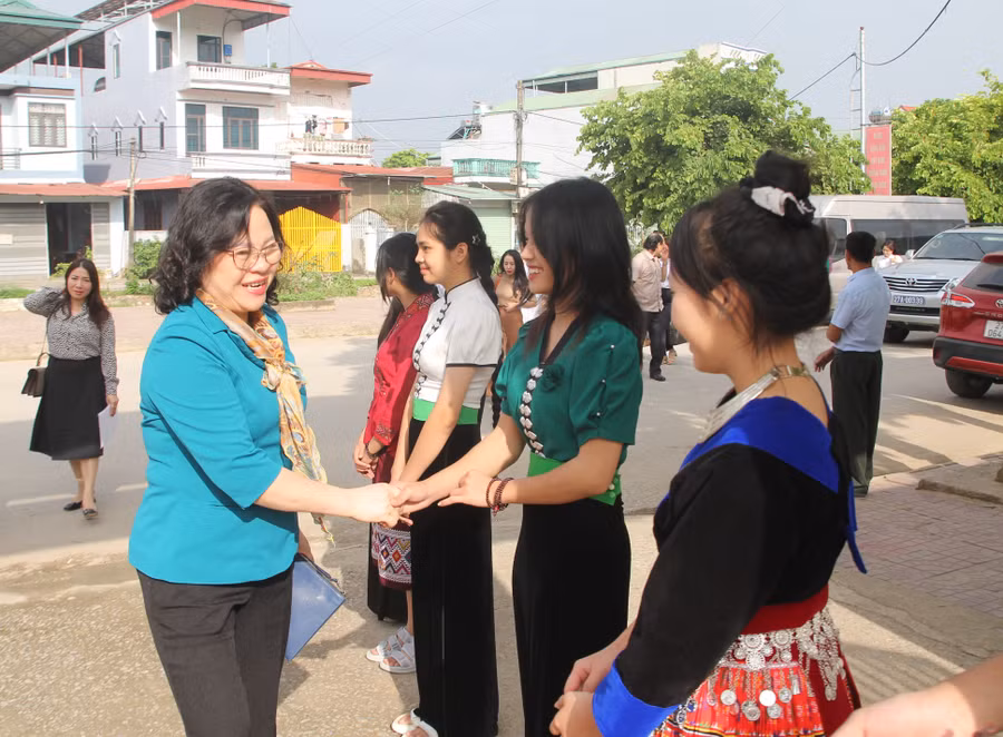 Thứ trưởng Ngô Thị Minh gặp gỡ học sinh trường PTDTNT THPT huyện Điện Biên.
