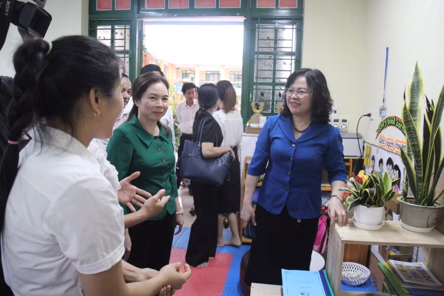 Thứ trưởng Ngô Thị Minh (ngoài cùng bên phải) thăm trường Mầm non Bình Minh, huyện Bảo Thắng.