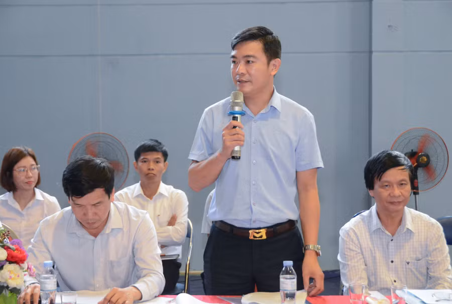 Ông Đặng Quang Huy, Trưởng phòng GD&amp;ĐT huyện Điện Biên báo cáo kết quả 10 năm thực hiện Nghị quyết tại địa phương.