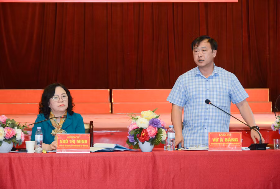 Ông Vừ A Bằng, Phó Chủ tịch UBND tỉnh Điện Biên phát biểu tại buổi làm việc.