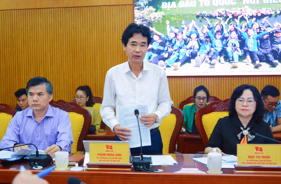 Ông Phạm Hùng Anh, Vụ trưởng Vụ Cơ sở vật chất, Bộ GD&ĐT phát biểu tại buổi làm việc. Ông Phạm Hùng Anh, Vụ trưởng Vụ Cơ sở vật chất, Bộ GD&ĐT phát biểu tại buổi làm việc.
