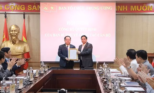 Đồng chí Phạm Minh Chính trao quyết định cho đồng chí Quản Minh Cường.