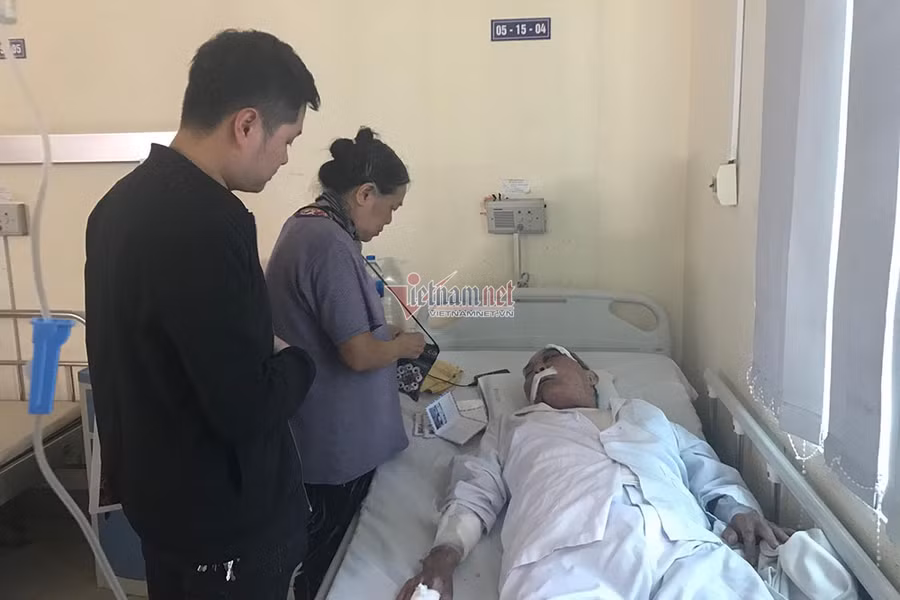 Cụ Lâm đang điều trị tại bệnh viện 354 Gã xe ôm bắn súng cao su vào mặt cụ ông 80 tuổi chỉ vì khó chịu