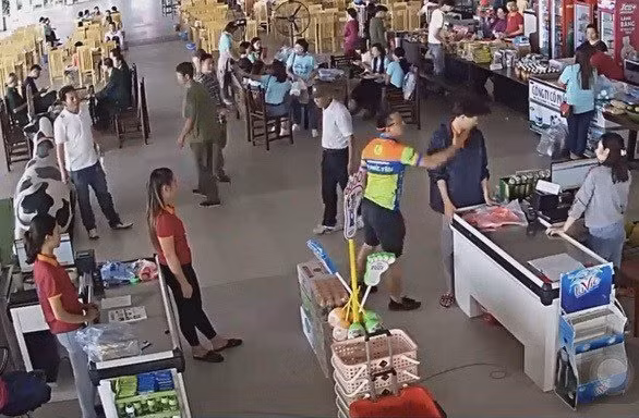Hình ảnh Thượng úy Công an tát người bán hàng ở trạm dừng nghỉ

