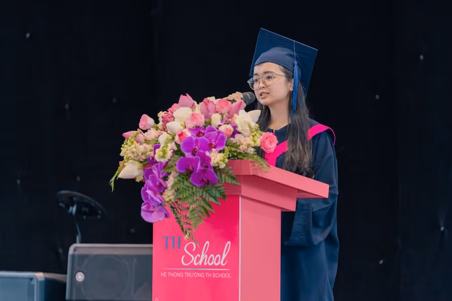 Đại diện khóa 2021, em Hoàng Xuân Ngân đã có những chia sẻ đầy xúc động về khoảng thời gian học tập dưới mái trường TH School