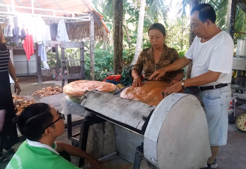 Ông Sáu Hoài hướng dẫn khách du lịch cắt bánh hủ tiếu Ông Sáu Hoài hướng dẫn khách du lịch cắt bánh hủ tiếu