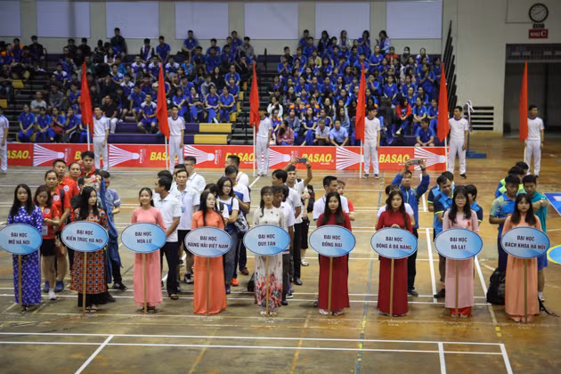 Giải cầu lông năm nay do Đại học Đà Nẵng đăng cai tổ chức quy tụ được gần 400 vận động viên của 41 đoàn là lãnh đạo, giáo viên, cán bộ, công chức Ngành GD&ĐT cả nước tham dự.