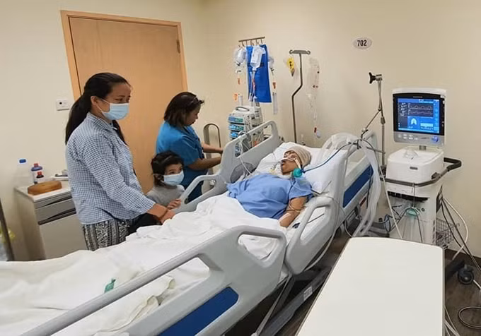 Hành trình hai năm tìm sự sống cho con gái của đạo diễn Đỗ Đức Thành ảnh 12 Ca ghép tủy không thành công hồi tháng 9/2019 khiến con gái đạo diễn Đỗ Đức Thành phải thực hiện lại vào ngày 30/10 và được bố hiến tủy. Sau phẫu thuật, sức khỏe Hạnh An xuống dốc, em bị phù nề, suy thân và rơi vào tình trạng hôn mê sâu. Tôi 1/11, Đỗ Đức Thành cầu nguyện cho con;sáng 2/11, anh xác nhận tin Hạnh An đã không còn nữa.