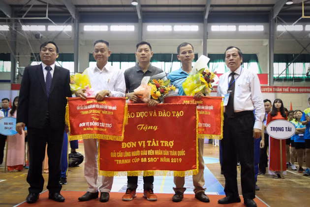 Ban Tổ chức giải tặng cờ lưu niệm cho đơn vị tài trợ và báo Giáo dục &Thời đại.