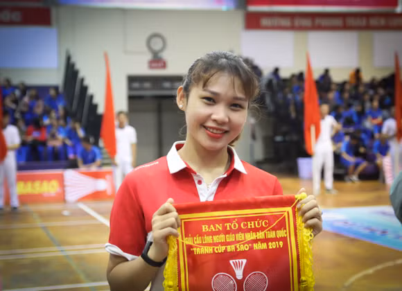 Một cô giáo rạng ngời trong ngày khai mạc giải đấu, đây cũng là dịp để các thầy cô trong cả nước giao lưu, học hỏi kinh nghiệm.
