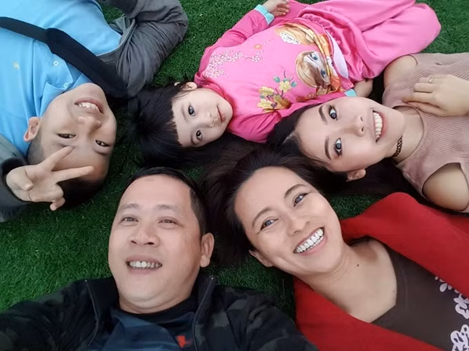 Hành trình hai năm tìm sự sống cho con gái của đạo diễn Đỗ Đức Thành ảnh 8 Tháng 5/2019, Hạnh An được trở về Việt Nam khi tế bào ung thư máu trong cơ thể em trở về mức 0%. Đạo diễn Đỗ Đức Thành và vợ sửa lại căn phòng cũ của con cho sáng sủa hơn để consinh hoạt thoải mái. An hạn chế ra ngoài trong thời gian này, chỉ quanh quẩn trong phòng làm những video về trang điểm, phối đồ.