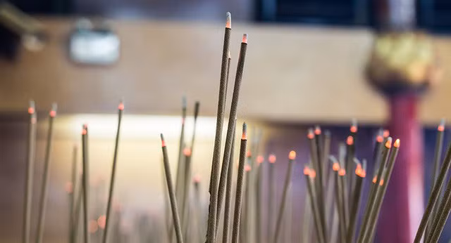 Theo mẹ vào dự đám tang, bé trai 2 tuổi đột nhiên kinh hãi khóc ré lên, đến khi ra ngoài thì lại nín và sự thật gây rùng mình đằng sau - Ảnh 1.