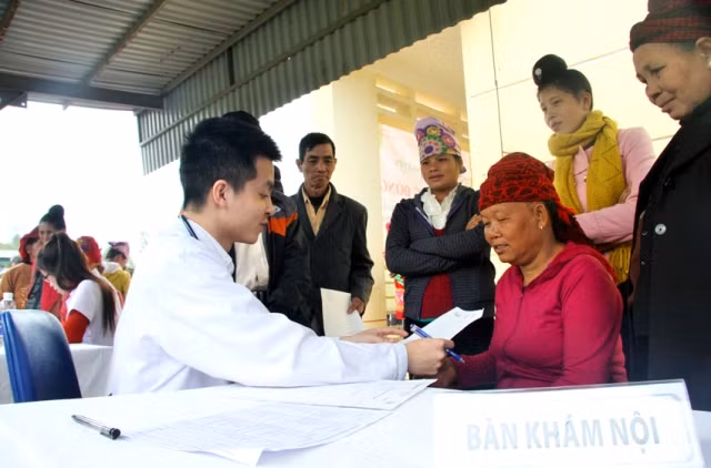 Các bác sĩ khám bệnh và tư vấn cho bà con