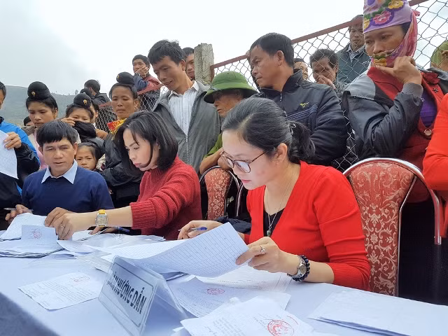Thành viên đoàn tình nguyện đang thực hiện công việc hướng dẫn người dân làm thủ tục khám sức khỏe