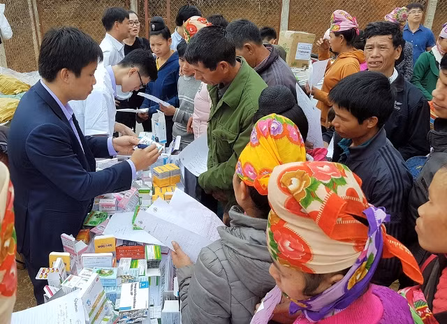 Ông Bùi Mạnh Hà, Giám đốc Công ty TNHH Dược phẩm Đa Phúc đang hướng dẫn người dân cách sử dụng thuốc có hiệu quả