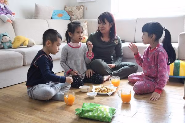 Học sinh được nghỉ học vì rét, các mẹ cuống cuồng lập hội thay phiên nhau trông con