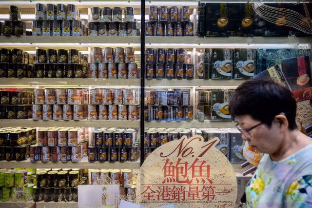 Một cửa hàng bán bào ngư đóng hộp tại Hong Kong. (Ảnh: AFP)